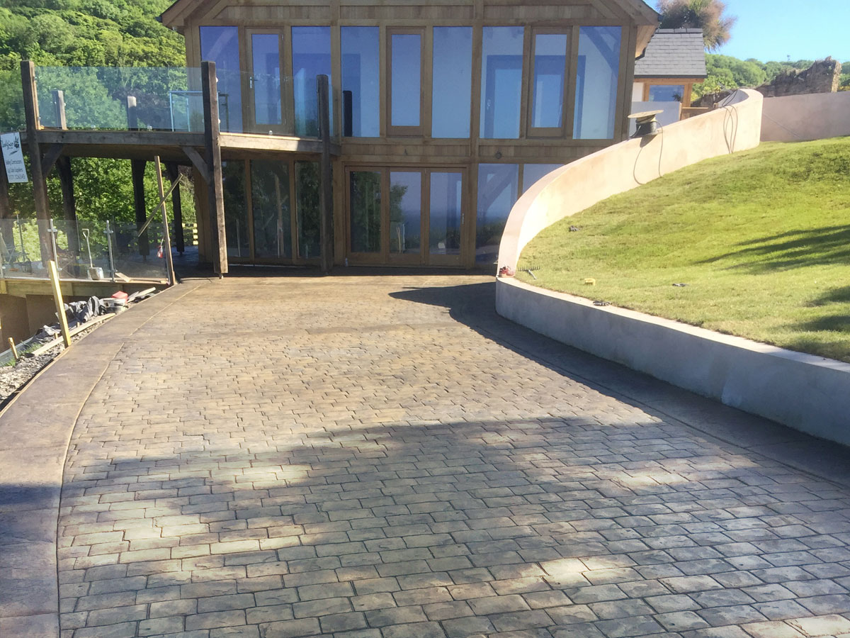 imprinted concrete cobble sets driveway